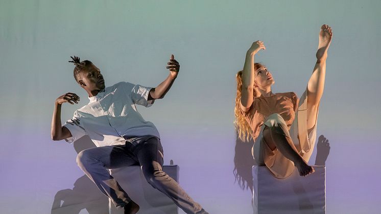 Un-Label Performing Arts Company gästspelar med föreställningen Gravity 9 november 2022 på Skånes Dansteater.