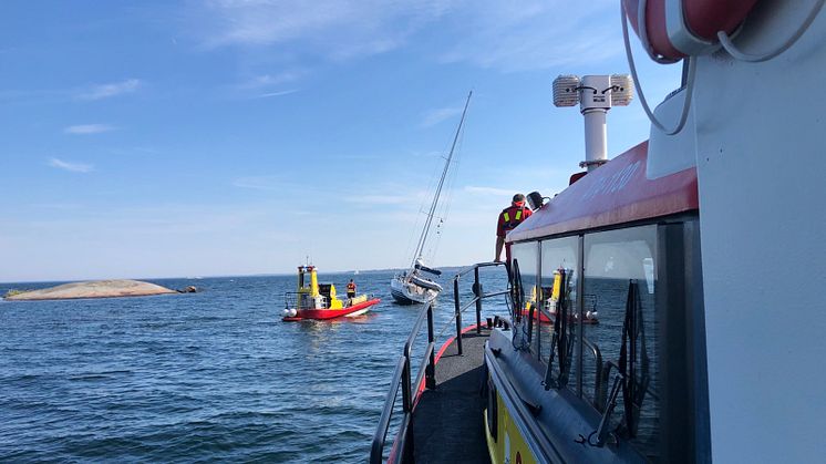 En grundstött segelbåt i Kalmarsund får hjälp av sjöräddarna i Simpevarp.
