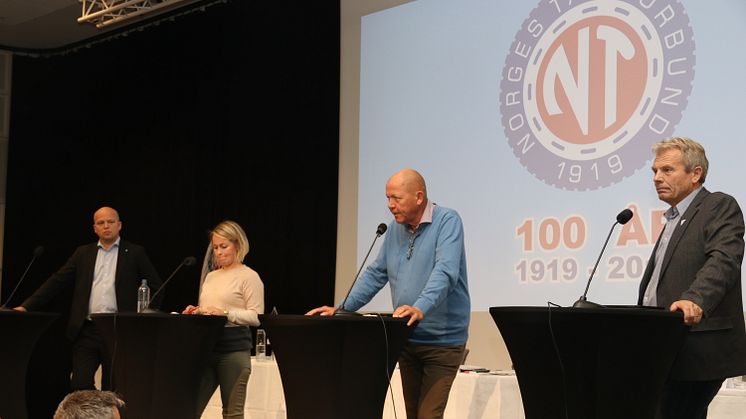 Det var gjensidig følelse av å være blant venner mellom politikerne og salen. Fra venstre Trygve Slagsvold Vedum (Sp), Silje J. Kjosbakken (Rødt), Øystein Langholm Hansen (Ap) og Arne Nævra (SV).