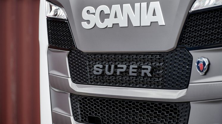 Den nye Super-model med Scanias hidtil kraftigste 6-cylindrede rækkemotor på 560 hk og 2.800 Nm drejningsmoment i kombination med helt nye gearkasser og bagaksler kan præstere op til 8 % lavere brændstofforbrug ved sammenligning med tilsvarende model
