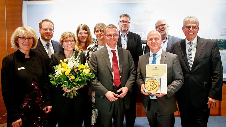 Die Preisträger des Tourismuspreises Brandenburg 2018 zusammen mit Wirtschaftsminister Albrecht Gerber (mi.).