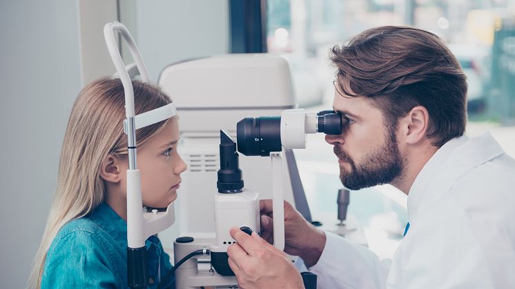 Sverigepremiär för kontaktlinser som bromsar närsynthet hos barn och unga
