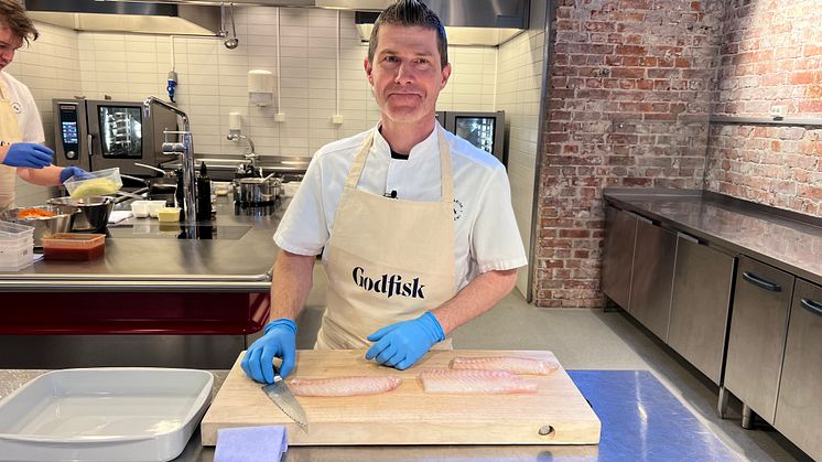 Jostein Medhus i Kulinarisk akademi har mange gode tips til hvordan man gjør sjømat i kantinen saftigere, mer fristende og velsmakende