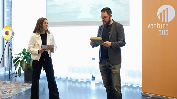 På bilden: Emma Sällström (Moderator, Malmö) och Martin Ratkov (Prisutdelare från Microsoft)