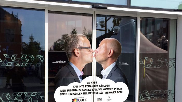 Umeås manliga kommunalråd i kyss mot homofobi