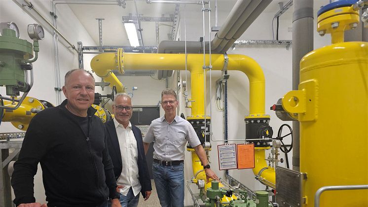 Projektleiter Uwe Schiller (l.) zeigte dem Aufsichtsratsvorsitzende der Stadtwerke Lage, Andreas Fritz, und Geschäftsführer Michael Wippermann die neue Anlage.