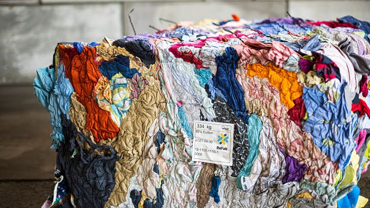 Sorterad textil redo att levereras till återvinnare. Foto: Andreas Offesson.