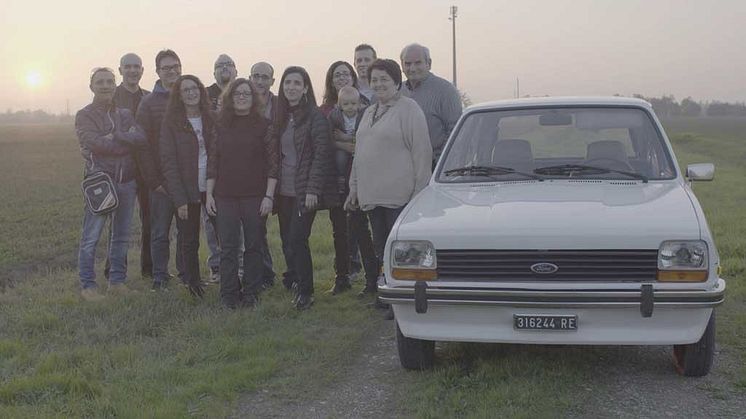Sedm dětí dojalo svého otce tajnou renovací 38 let starého auta, ve kterém je všechny učil řídit