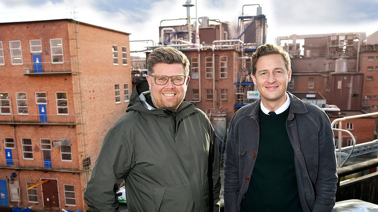 Mikael Fränckel och Emil Källström framför Sekabs produktionsanläggning i Örnsköldsvik, där man nu investerar i en ökad tillverkning av gröna kemikalier.