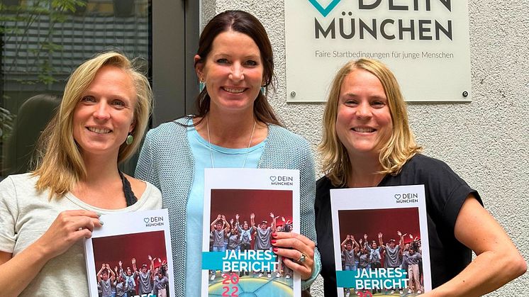 Das Team Jahresbericht Elisa Dudda, Mara Bertling und Veronika Hofstätter freuen sich über den frisch gedruckten Jahresbericht