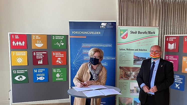 Prof. Dr. Ulrike Tippe, Präsidentin der TH Wildau und Peter Ilk, Bürgermeister der Stadt Baruth/Mark präsentieren die unterzeichnete Kooperationsvereinbarung. (Foto: C. Hille)
