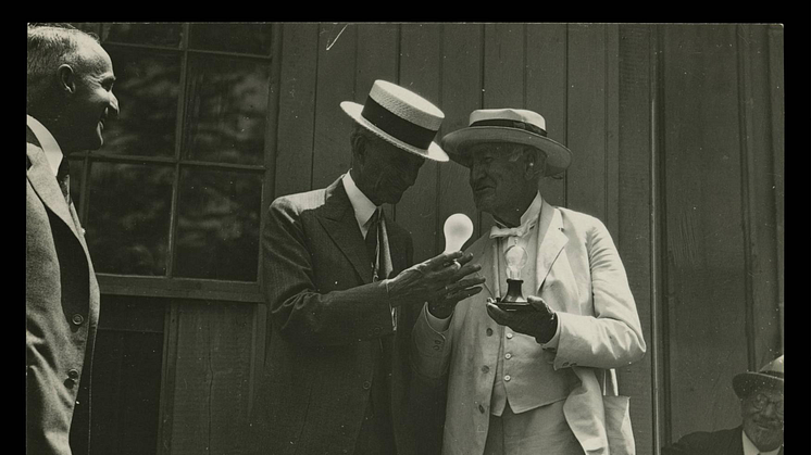 Henry Ford och Thomas Edison tillsammans 1929, vid en invigning vid Edison Institute. Glödlampan som Edison gav Ford i present finns fortfarande kvar i museets ägo.