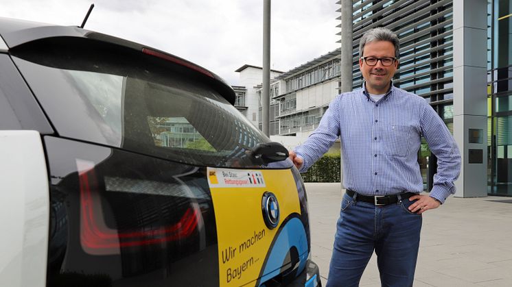 Projektleiter Dr. Frank Wirtz plant in einem Forschungsprojekt mit BMW, E-Autos im Netzbetrieb als Stromspeicher einzusetzen. Neu bei der Idee: Die Autos sollen Energie auch zurück ins Netz speisen können.