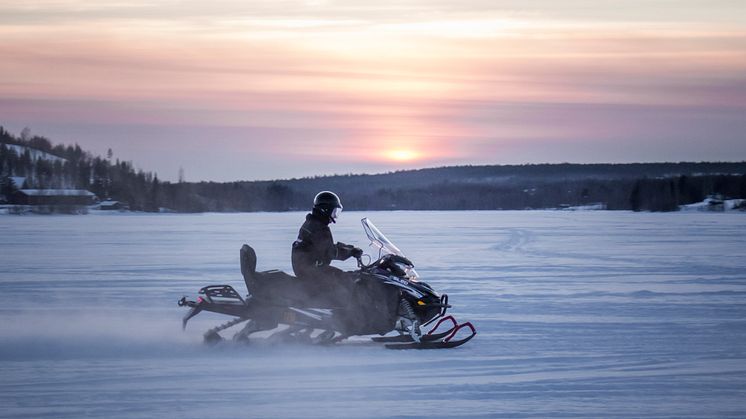 Hurtigruten Svalbard is introducing eSleds - Electric snowmobiles. Here from a test-run in Finland. PHOTO: AUROA POWERTRAINS