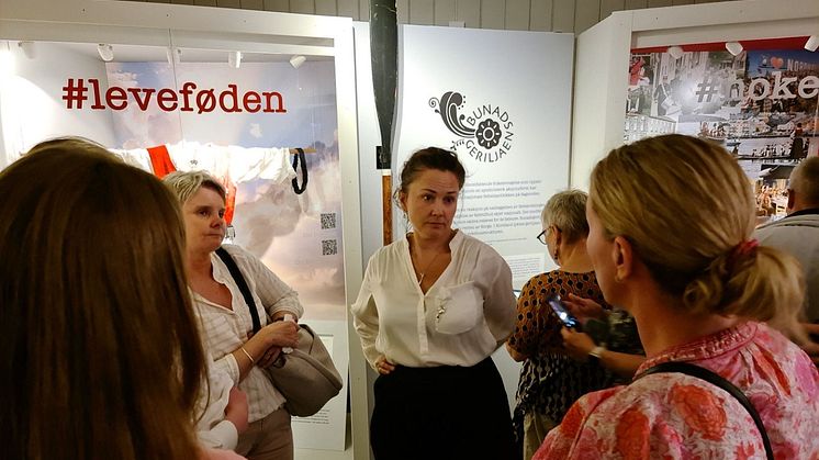 GERILJALEDER: Anja Cecilie Solvik, initiativtaker og tidligere leder av Bunadsgeriljaen, var til stede på Kongsvinger da utstillingen åpnet. Foto: Mona Pedersen
