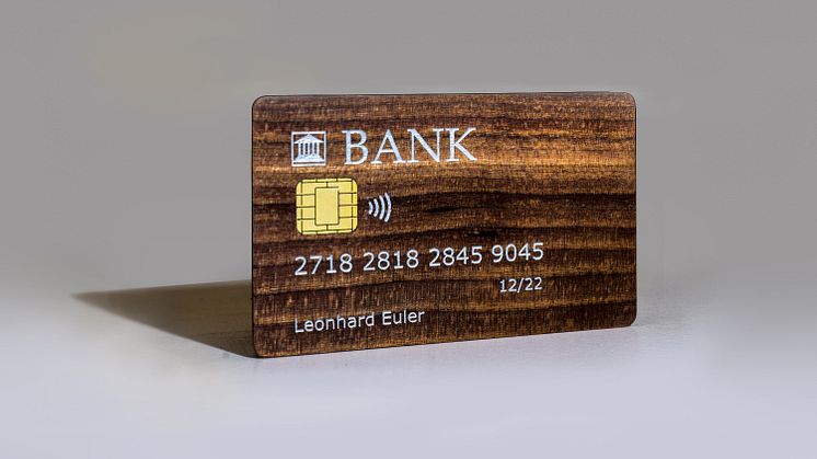 Ett kreditkort av trä skapar hållbara affärer eftersom kortet både är biologiskt nedbrytbart. Swiss Wood Cards har samma egenskaper som ett kreditkort i plast. Ett av de 60 innovationer som visas på Subcontractor InnoDex i november.