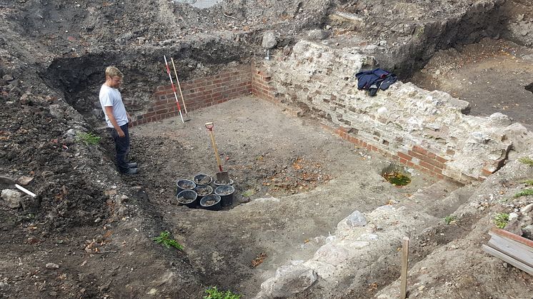 ROMUs arkæolog Alexander Beyer E. Banck i kælderen, som med stor sandsynlighed har tilhørt dronning Margrete 1. Foto: Museumskoncernen ROMU