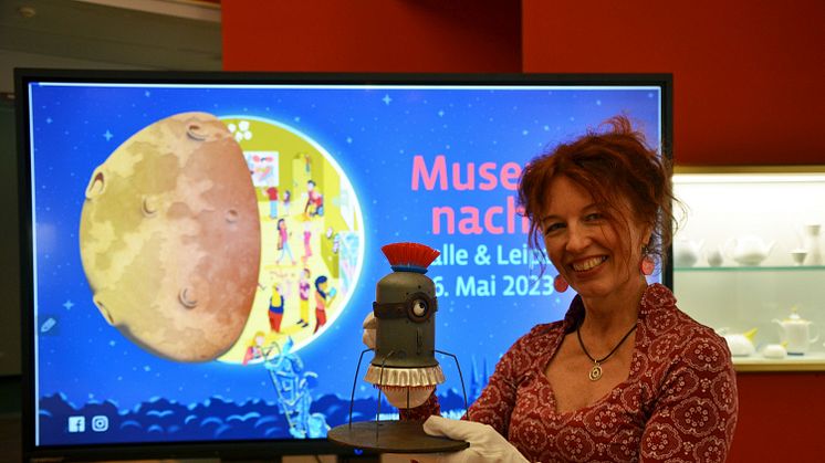 Anett Lamprecht (GRASSI Museum für Angewandte Kunst) zeigt eine Tiefseekapsel der Künstlerin Birgit Borstelmann - Foto: Carolin Winter