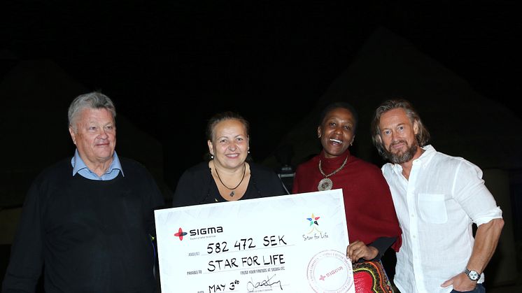 Det var stor glädje när Sigma IT överlämnade 582 472 SEK till Star for Life (SfL). Fr v: Dan Olofsson, grundare av Sigma och SfL; Anki Elken, generalsekreterare SfL; Thandeka Mabaso, ansvarig för SfL i Sydafrika; Lars Kry, vd på Sigma IT. 