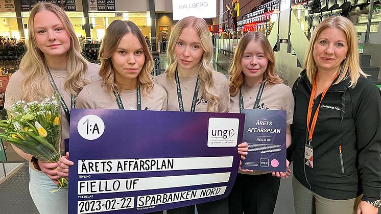 Fiello UF består av Linnea Apelqvist, Maja Sjaunja, Wilma Mathiasson och Julia Engman. Erika Mattsson från Sparbanken Nord delade ut priset.