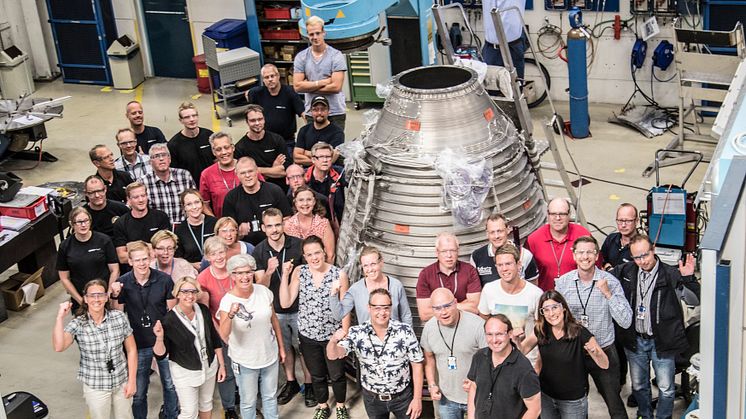 Några av alla de som arbetar inom vår Rymdverksamhet framför ett Swan-munstycke. Munstycket kommer att tillverkas i en ny fabrik i Trollhättan och sitta på bärraketen Ariane 6. 