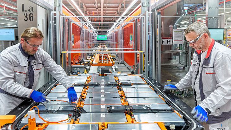 Tillverkning av batteri till elbilen Audi e-tron i en fabrik i Bryssel som sägs vara närapå klimatneutral. Foto: Audi