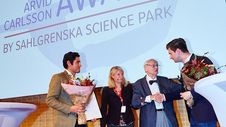 Arvid Carlsson delade ut priset som bär hans namn på eventet Park Annual i Göteborg 27/9. Från vänster Hector Martinez, CELLINK, Marianne Dicander Alexanderson, styreseordförande i Sahlgrenska Science Park, Arvid Carlsson och Erik Gatenholm, CELLINK.