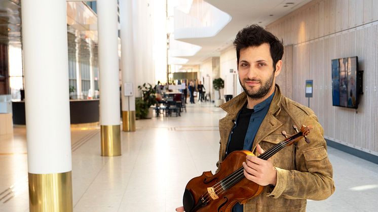 Ilias Livieratos tillsammans med sin nya viola.