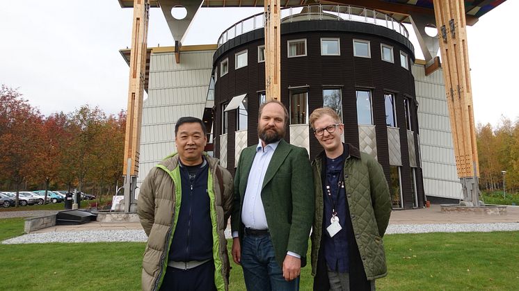 Fr. v. Wang Youchang, Pelle Agorelius och Jonas Strömkvist framför Måltidens hus i Grythyttan