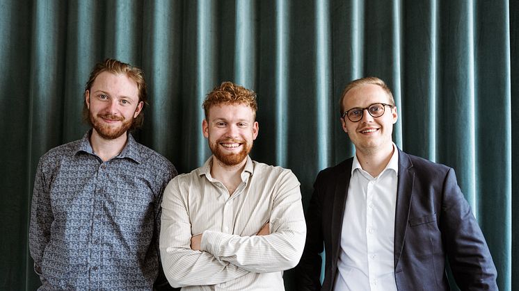 Frederik Kiel Jespersen, CTO & Founder (tv.), Rasmus Bruus Larsen CEO & Founder (mf.) og Frederik Kondrup CFO (th.) glæder sig over de nye investorer i Make Influence