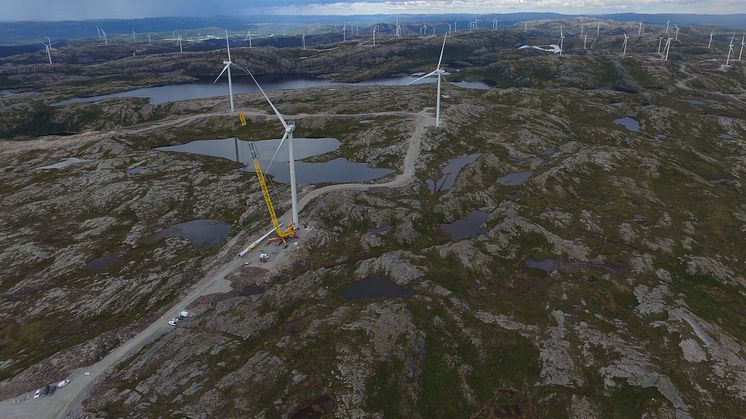 SISTE TURBIN PÅ PLASS: Søndag 11. august ble den siste av de 80 turbinene i Storheia vindpark montert.