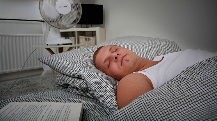 Es gibt einige einfach zu realisierende Gegenmaßnahmen, um auch wenn es heiß wird, in den Schlaf zu finden. Foto: SIGNAL IDUNA