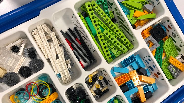 Eleverna får lära sig grunderna i programmering med hjälp av Lego Education i ett innovativt, utmanande  och lärorikt upplägg