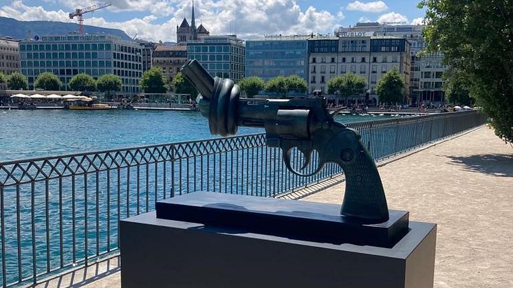The Non-Violence sculpture, also known as the Knotted Gun, displayed on the Ile Rousseau in Geneva during SCULPTUREGARDEN