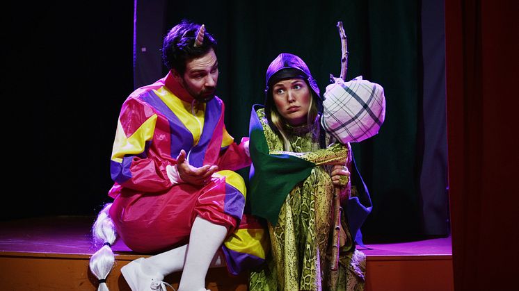 Varför gråter draken? Föreställningen spelas bl.a. av Jon Wetterholm och Amandra Andréas. Foto: David Andréas.