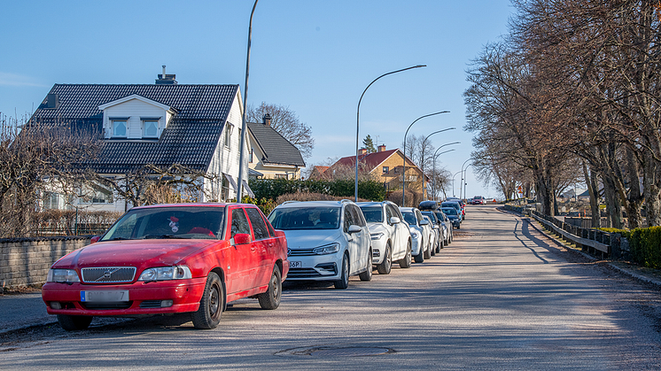Det är många som parkerar längs gatorna i Almby. Från den 1 april får du endast parkera på angivna sträckor i Almby. Foto: Örebro kommun