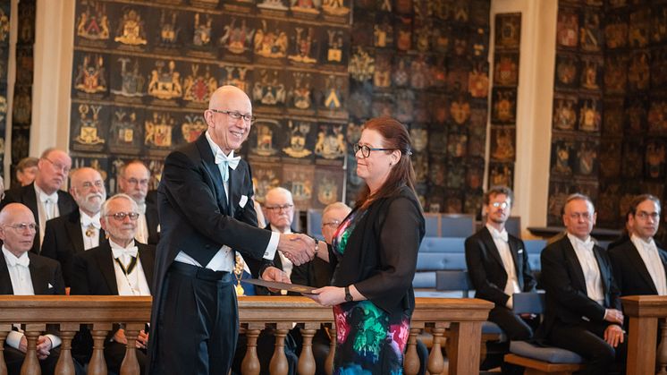 Eva Lindahl, De Geergymnasiet i Norrköping, mottar pris av preses Anders Cullhed vid Kungl. Vitterhetsakademiens högtidssammankomst 20 mars.