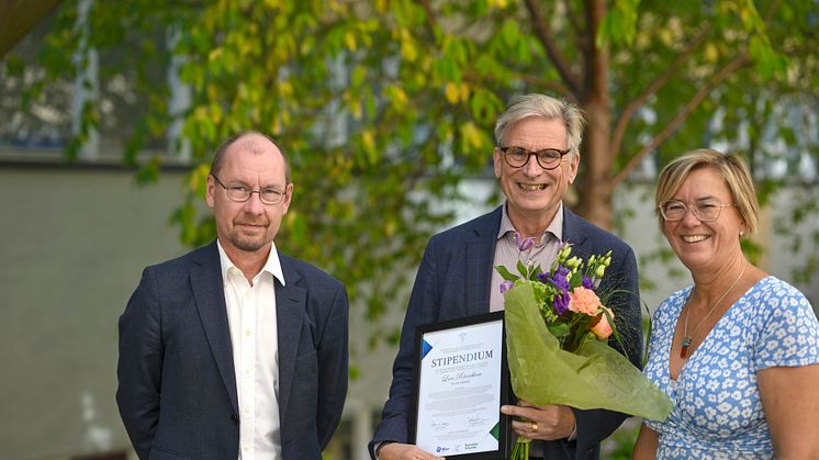 Från vänster: Peter Nilsson, Pfizer, Lars Rönnblom, stipendiat och Lotta Håkansson, förbundsordförande för Reumatikerförbundet. Foto: Jan Torbjörnsson 
