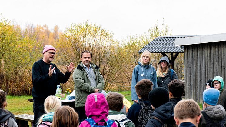 Mattias Walan, verksamhetsledare på Framtidsfrön; Niklas Wikström, kommunalråd (L) och Klara Perhamre, projektledare på Karlstads kommun hälsar barnen välkomna. 