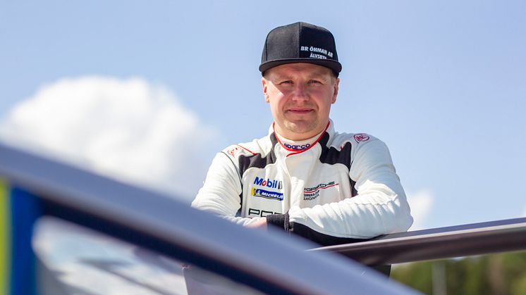 Skotercross-stjärnan Emil Öhman provar sina vingar i Skandinaviens ledande racingmästerskap. Den dubble världsmästaren blir nästa gästförare i Porsche Carrera Cup Scandinavia på Gelleråsen Arena 15 augusti.