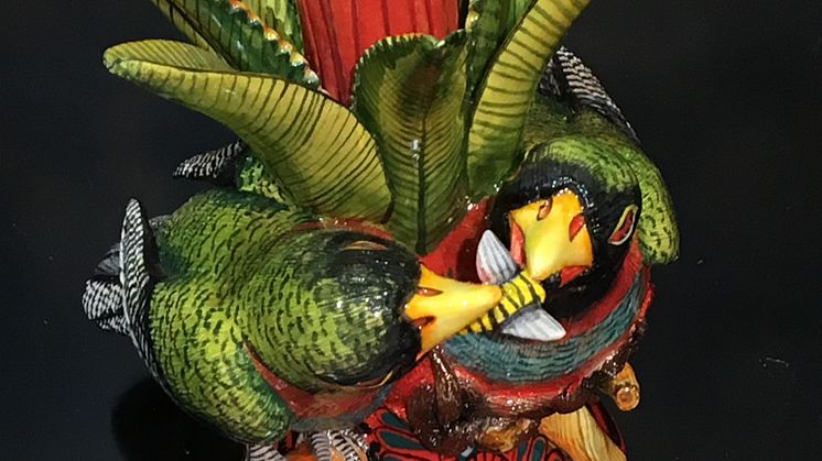Nips på sitt beste! Lysestaken på Cole&Son sitt showrom, hvor 2 papegøyer sloss om en bien. Rødt og grønt i skjønn forening!
