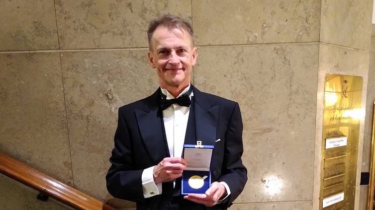 Professor Fredrik Ronquist med sin minnesmedalj i guld från Kungl. Fysiografiska sällskapets i Lund. Foto Eva Ronquist