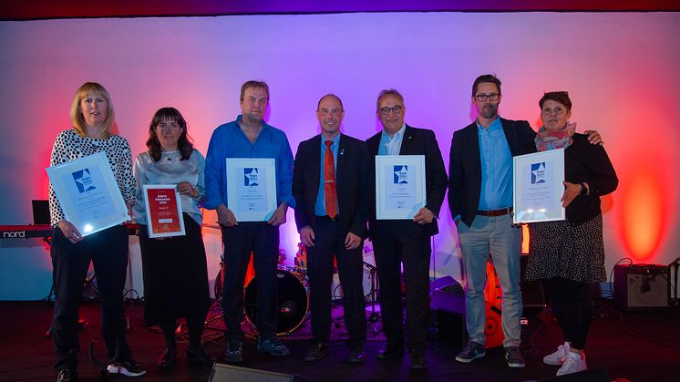 Årets pristagare på Mötesplats Lycksele gratulerades av regionrådet Rickard Carstedt. Foto: Patrick Trägårdh
