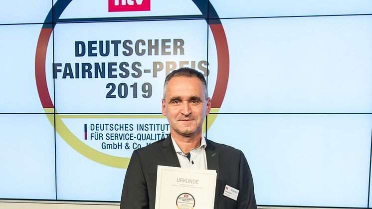 Thomas Kamm (Marketingleitung Fendt-Caravan) mit dem deutschen Fairness-Preis 2019 (Foto: Thomas Ecke / DISQ / n-tv) 