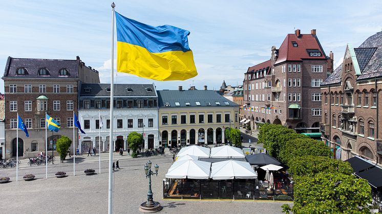 Ukrainas flagga hissad på Stortorget i Lund.
