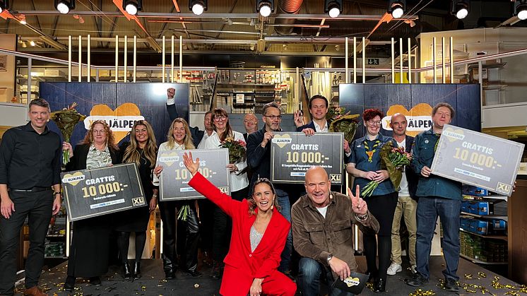 Årets vinnare av XL-Hjälpen tillsammans med personal från XL-BYGG samt programledarna Hans Fahlén och Anna Haag.