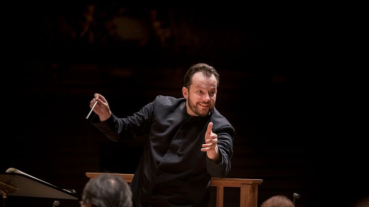 Stjärndirigenten Andris Nelsons är äntligen tillbaka hos Kungliga Filharmonikerna. Foto: Marco Borggreve