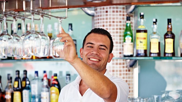 På de mange All Inclusive-hoteller starter ferien med at give personalet et a conto-beløb i drikkepenge – så glemmer bartenderen dig ikke…