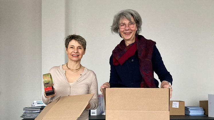 (v.li.) Marilena Gregorini und Claudia Bauermeister-Koch packen die Kartons mit Arbeitshandschuhen.
