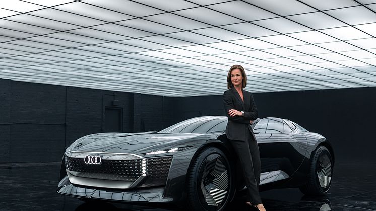 Hildegard Wortmann, direktionsmedlem for salg og marketing, foran Audi skysphere concept